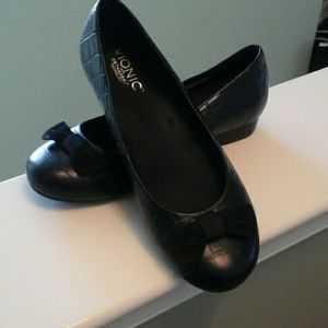Vionic Lydia Flats Black with bow